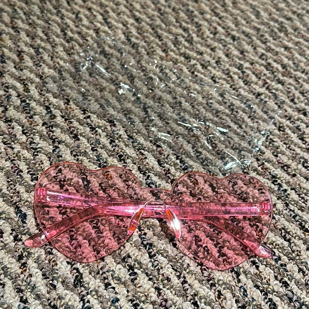 🥳🎊🎉HOST PICK Brand new never worn pink heart sunglasses